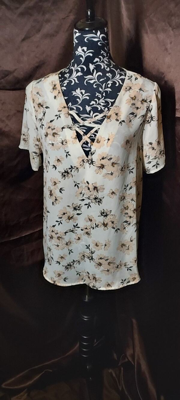 Sienna Sky Lightweight Medium Short Sleeve Floral Top with V Neck